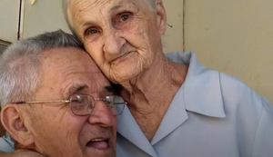 Casal de idosos comovem web com exemplo de companheirismo