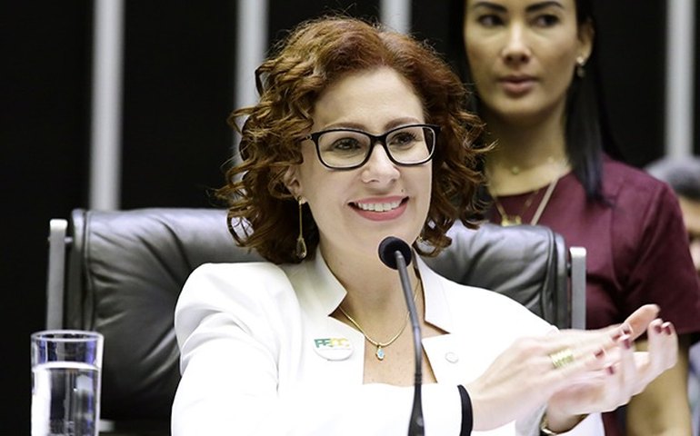 'Ataque à minha família', diz Carla Zambelli sobre ordem de prisão determinada por Moraes
