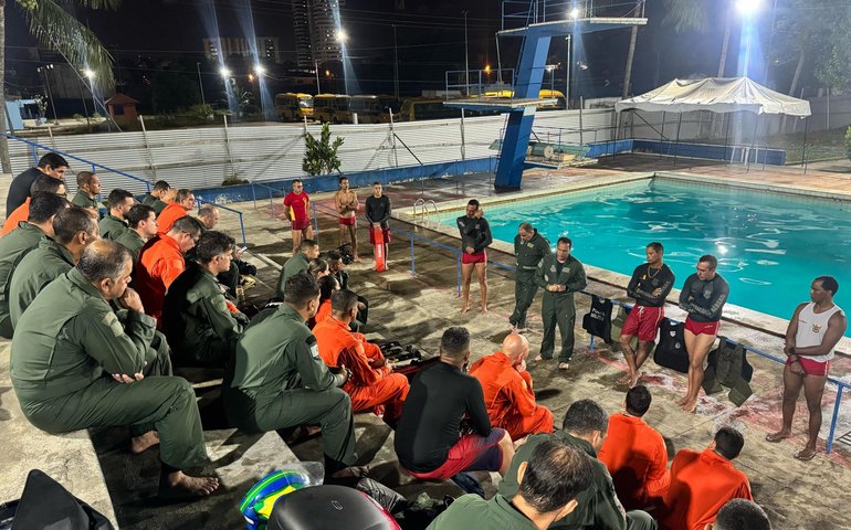 Departamento Estadual de Aviação realiza treinamento de escape de aeronaves submersas