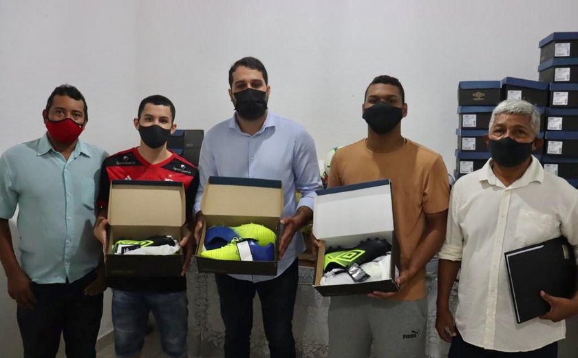 Prefeitura de Santana do Mundaú realiza entrega de uniformes e materiais esportivos