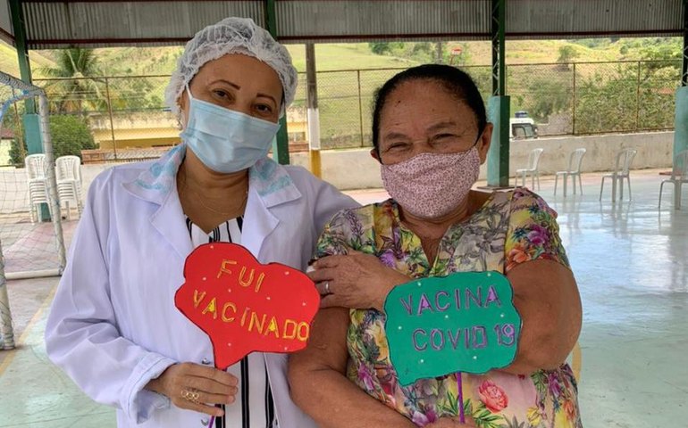 Idosos de 72 anos são vacinados em Santana do Mundaú