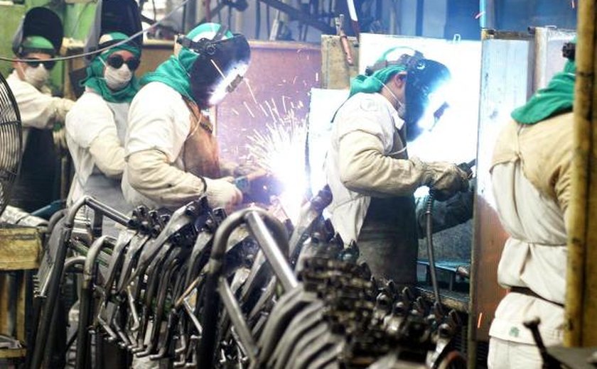Produção industrial sobe 2,8% em dezembro ante novembro, afirma IBGE
