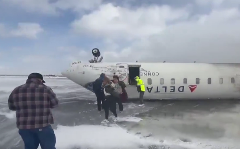 Acidente com avião da Delta durante pouso em Toronto, no Canadá, deixa ao menos 8 feridos
