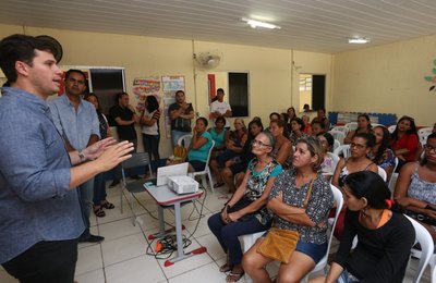 Prefeito Cacau se reúne com pais dos estudantes do NAEE para apresentar ações desenvolvidas