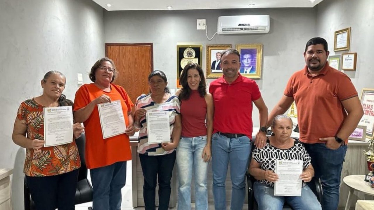 Prefeito Theobaldo Cintra concede aposentadoria a servidoras de Major Izidoro