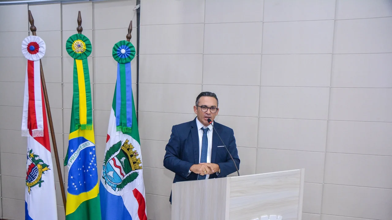 Vereadores comemoram fim da escala 6x1 e parabenizam professores por contribuição social
