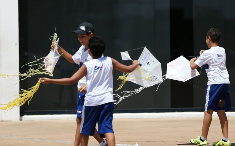 Projeto de lei criminaliza e proíbe o uso de cerol no país