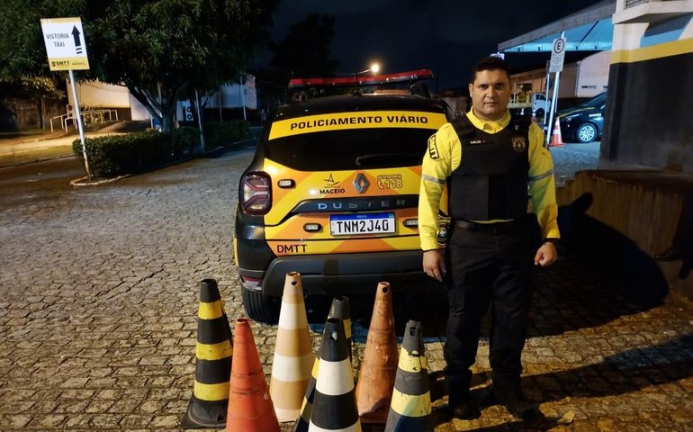 DMTT recolhe cones usados irregularmente para guardar vagas no Farol