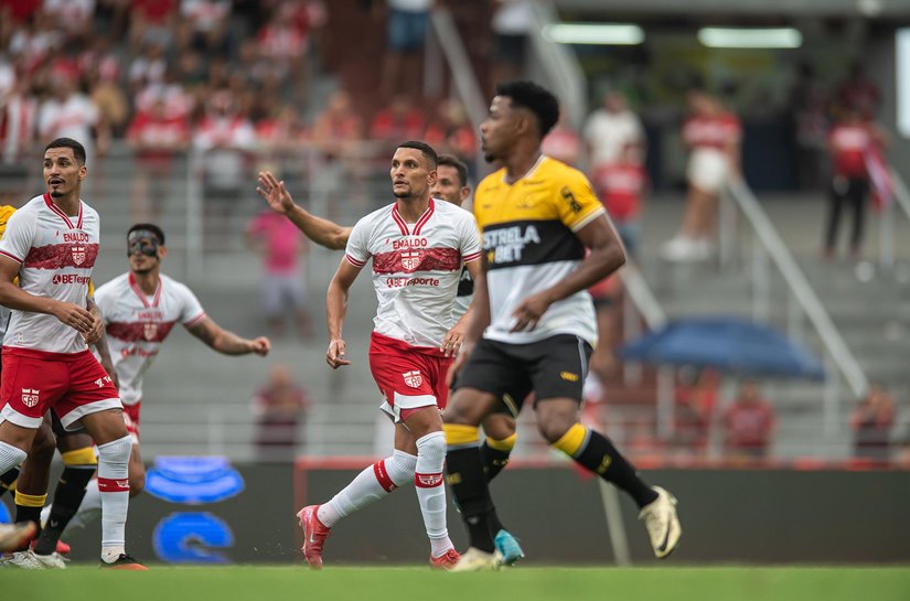 Albino defende pênalti, CRB vence Criciúma por 1 a 0 e entra no G-4