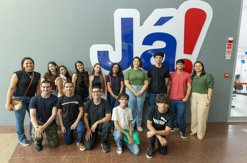 Daqui pra o Mundo: estudantes contemplados com intercâmbio na Inglaterra tiram passaportes