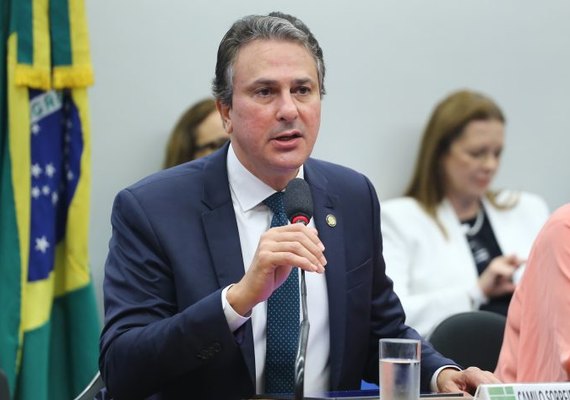 Mulher do ministro Camilo Santana é aprovada para cargo no TCE-CE com salário de R$ 39,7 mil