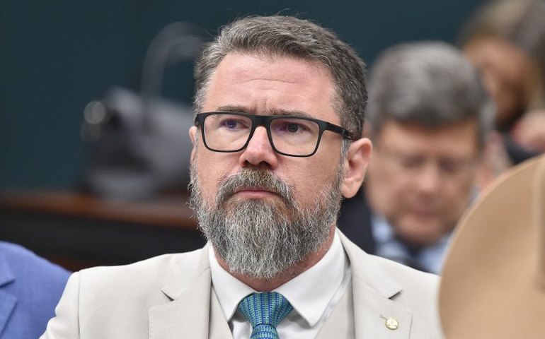 Comissão aprova mudanças em regra sobre porte de arma e uso de álcool ou drogas