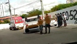 Policial militar fica ferido após carro capotar em Aracaju