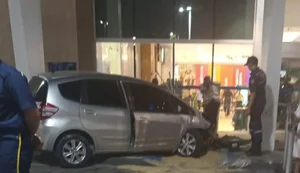 Carro perde controle, invade shopping e provoca pânico na parte alta de Maceió