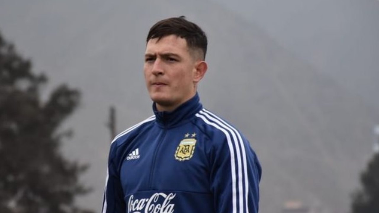 Aníbal Moreno recebe camisa 5, elogia concorrência no meio e fala em 'ganhar tudo' no Palmeiras