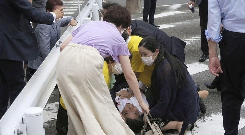 Shinzo Abe recebe primeiros socorros no local do crime / Foto: Foto: Reuters/Reprodução