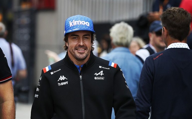 Alonso vê evolução da Mercedes e aprova 4º lugar no grid: 'Prova divertida'