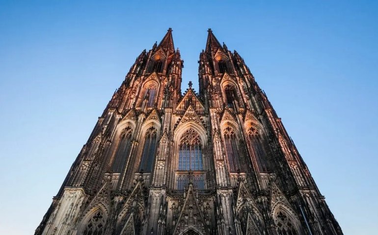 Padres e funcionários tentam acessar sites pornográficos em computadores de igreja na Alemanha