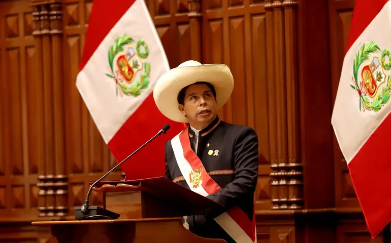 Com desaprovação superior a 90% da população, presidente do Peru dobra o próprio salário