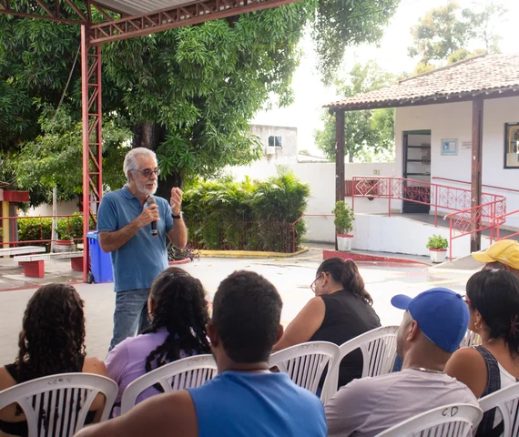 Ônibus do TRE participa de ação com atendimentos e palestra na Pestalozzi