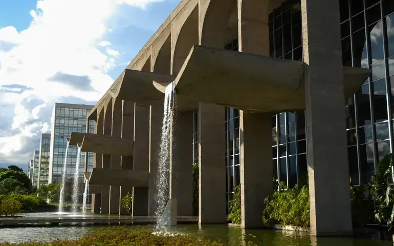 Ministério da Justiça notifica Google e Apple por aplicativos de apostas ilegais