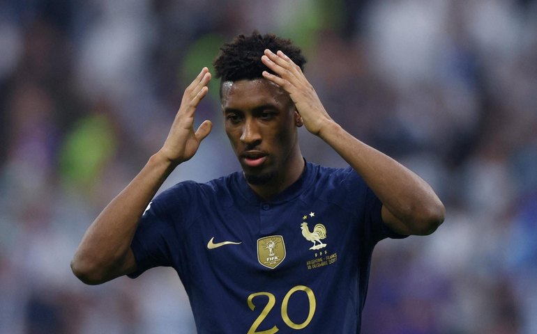 Coman é alvo de insultos racistas nas redes após perder pênalti contra Argentina