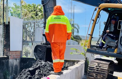 Alurb retira mais de 330 toneladas de detritos do Riacho do Sapo, na Mangabeiras