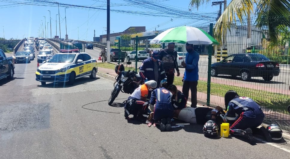 Fiação elétrica cai e causa acidente de moto na Zona Sul de Aracaju
