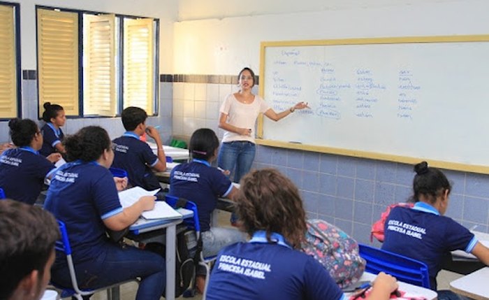 São oferecidas cerca de duas mil bolsas de R$1.500 para professores