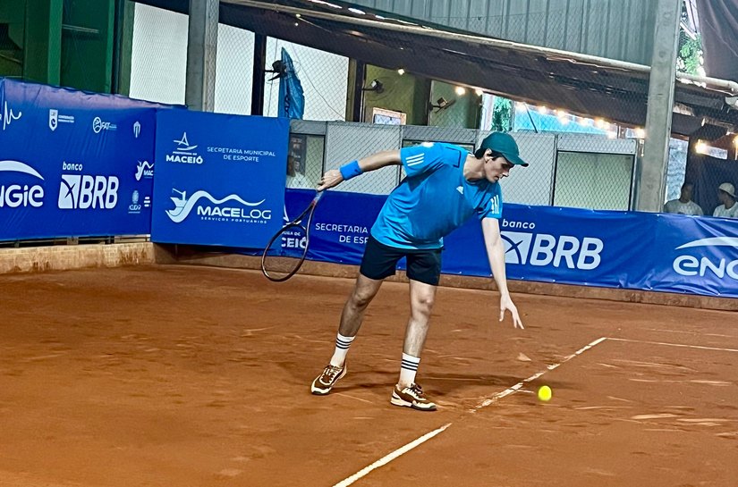 Brasileiros brigam por últimas vagas na chave principal do torneio de Maceió nesta segunda (18)
