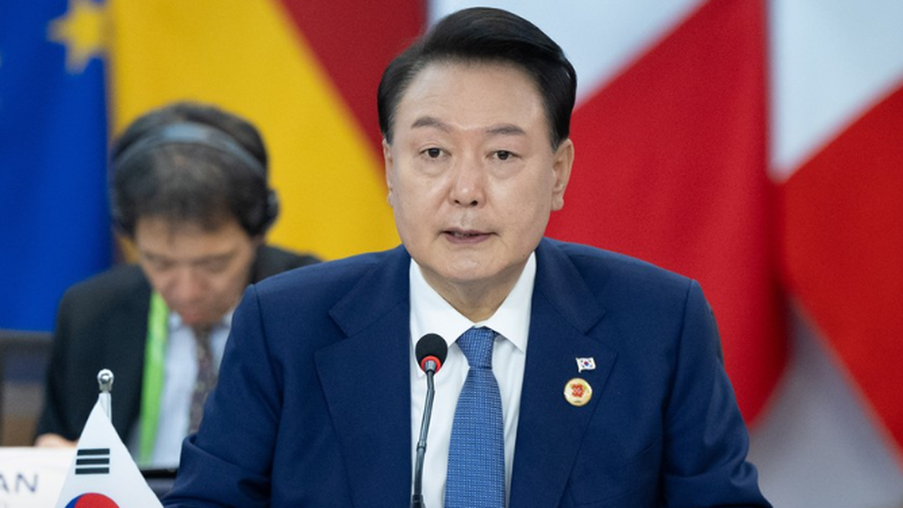 Caos da lei marcial na Coreia do Sul se aprofunda, com batidas e tentativa de suicídio