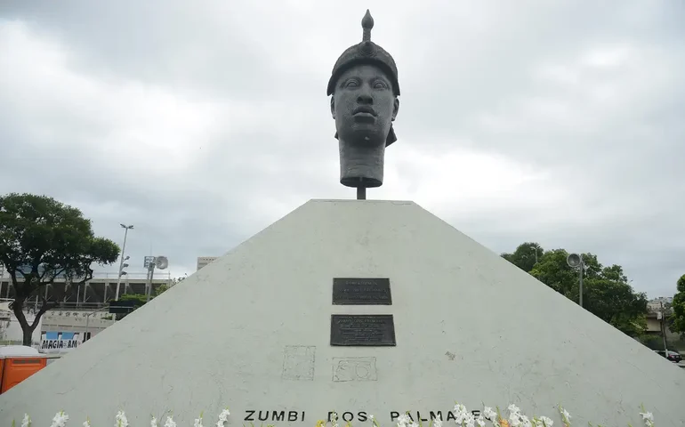 Dia da Consciência Negra no Rio tem Largo da Prainha lotado de celebrações em torno do busto de Zumbi