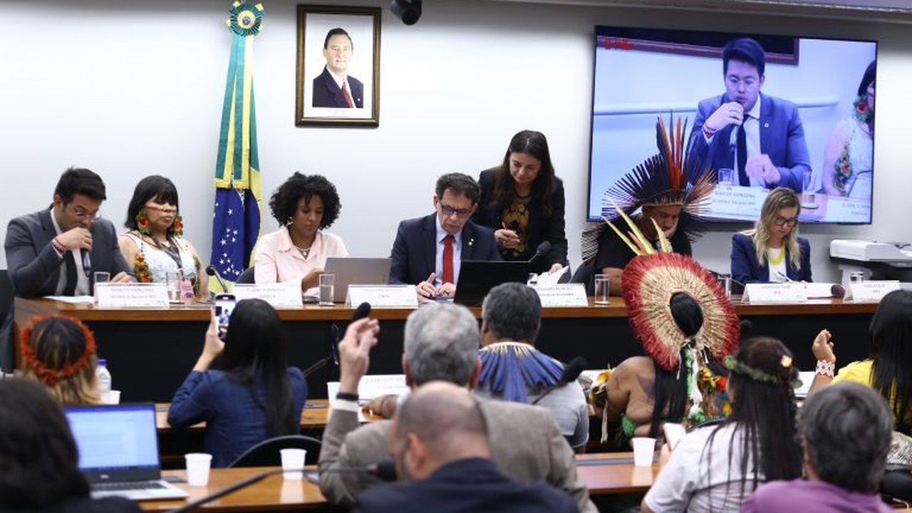 Comissão da Câmara aprova convite para encarregado de negócios dos EUA esclarecer tarifaço