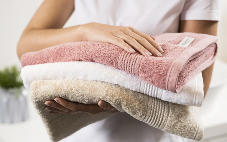 Balenciaga lança 'saia de toalha' por R$ 4.500 e gera polêmica nas redes sociais