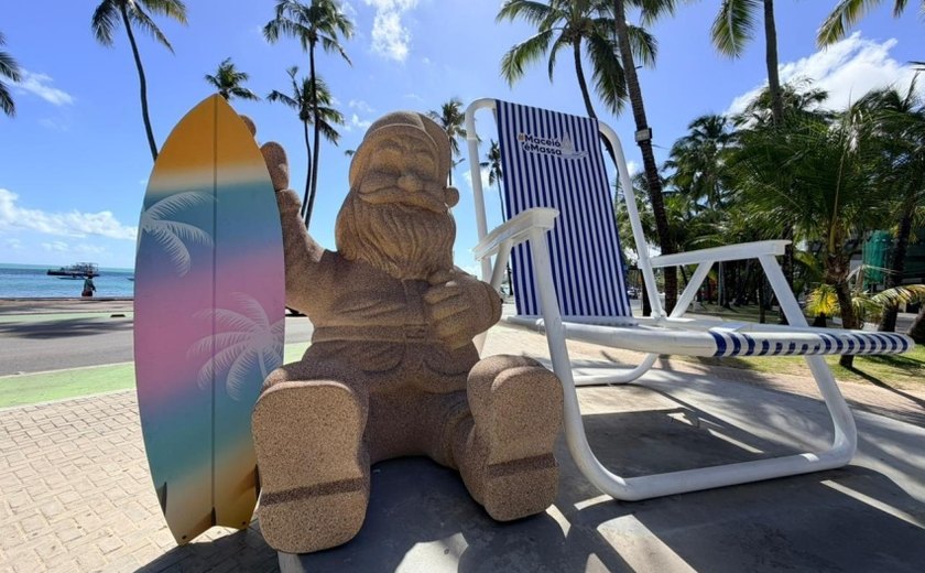 Ilumina instala Papai Noel de 'areia' ao lado da Cadeira Gigante para o Natal de Maceió