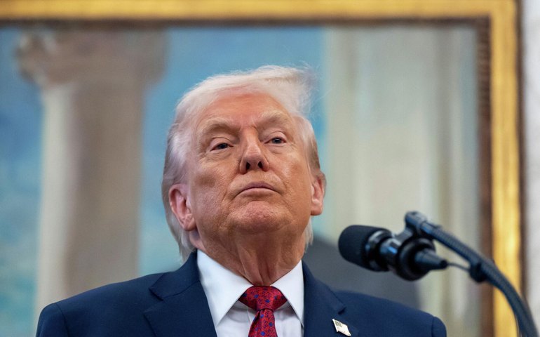 Trump classifica governo Maduro como organização terrorista e amplia bloqueio a petroleiros