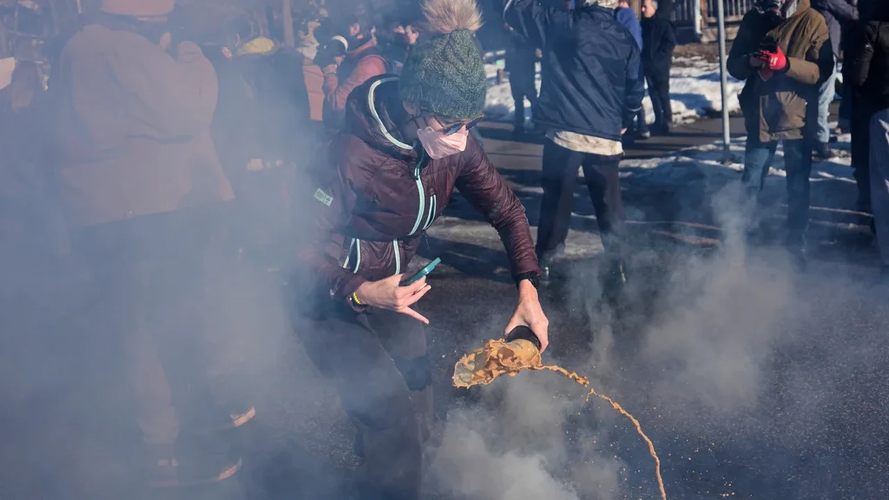 A tensão aumenta em Minnesota com confrontos repetidos entre manifestantes e agentes federais