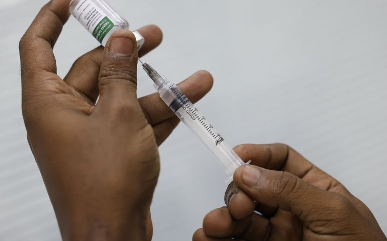 Rio retoma nesta quarta-feira vacinação atualizada contra covid-19