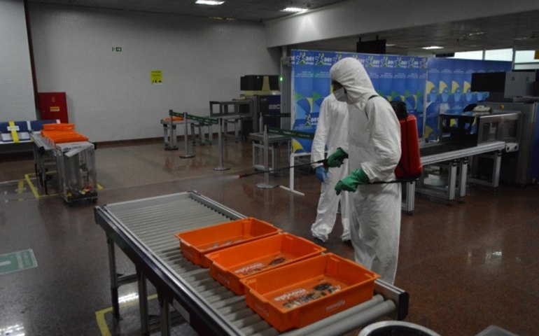 Com mais voos previstos para julho, aeroporto de Maceió passa por desinfecção