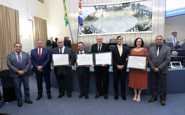 Personalidades do mundo jurídico são homenageadas em sessão solene