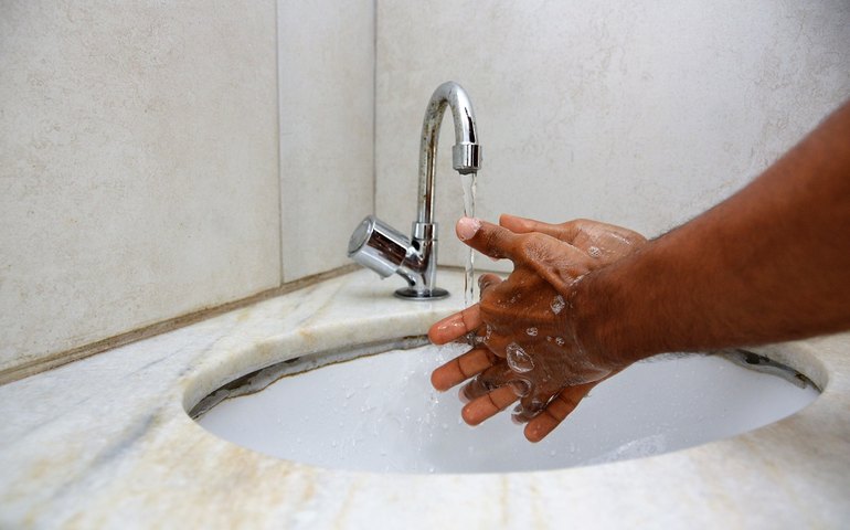 Cuidados de higiene pessoal e no trabalho para quem atua em serviços essenciais