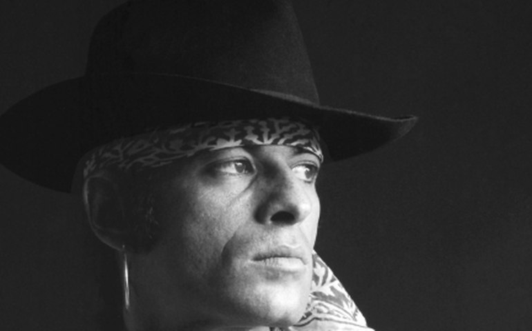 #LivecomaVila: Julio Maria e Jotabê Medeiros revelam curiosidades das biografias de Ney Matogrosso e Roberto Carlos