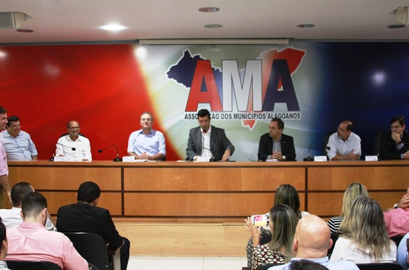 Senador Renan Calheiros reforça pauta municipalista em reunião na AMA