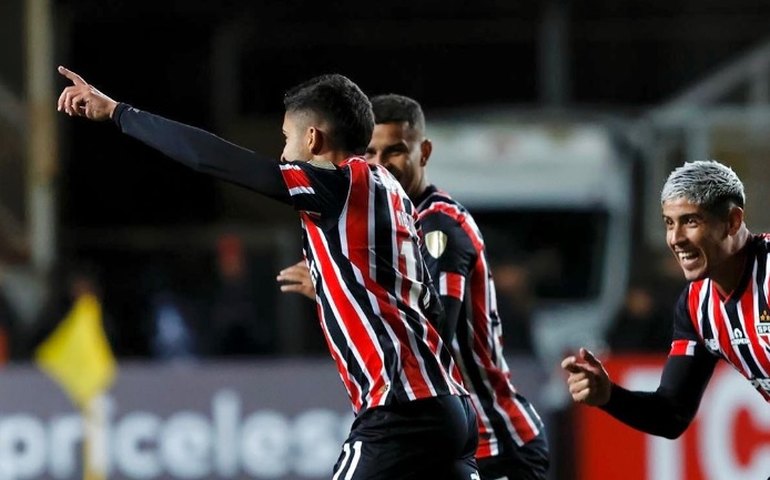 São Paulo exibe confiança, vira sobre o Cobresal e avança às oitavas da Libertadores