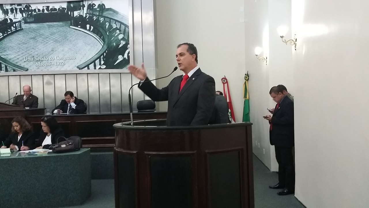 ‘O Governo precisa diminuir os gastos com helicópteros para investir na agricultura familiar’, disse Medeiros