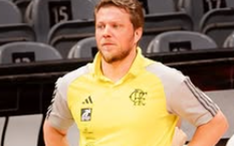 Flamengo anuncia a saída de Gustavo Conti e a chegada de treinador argentino para o basquete