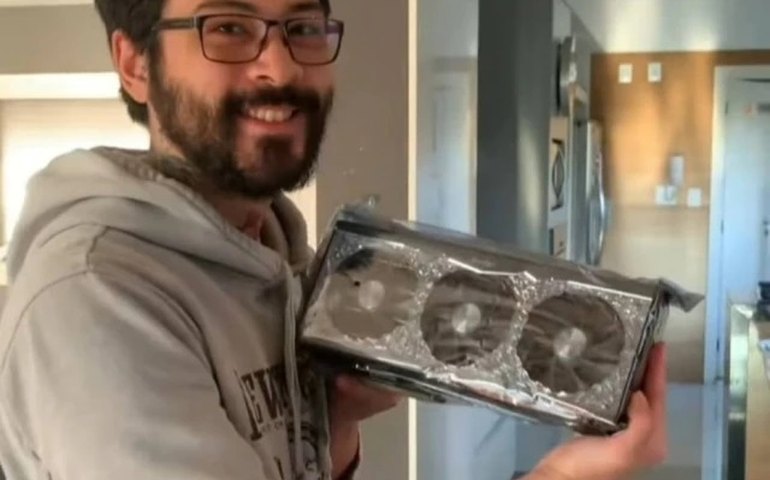 Filho de Mauricio de Sousa recebe placa de vídeo após caixa com areia