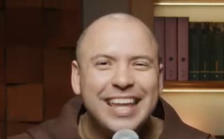 Frei Gilson entoa cânticos e reza para uma multidão em show na Festa do Peão de Barretos