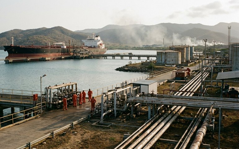 EUA flexibilizam sanções ao petróleo da Venezuela em meio à guerra com o Irã
