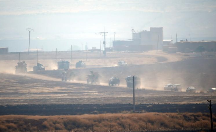 Veículos militares turcos e russos durante patrulha conjunta no nordeste da Síria